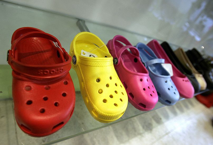 Un échantillon de chaussures Crocs exposé dans un magasin de chaussures du centre-ville de New York, le 21 février 2007. Crocs est une société américaine.