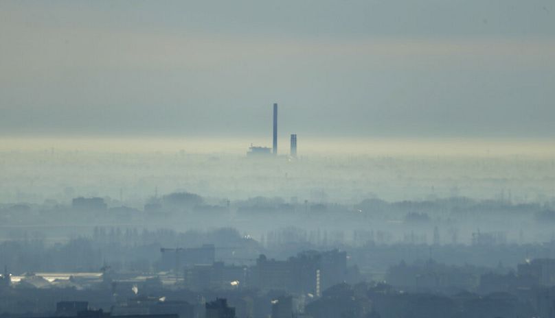 Une cheminée est vue depuis une vue d'ensemble de Milan, janvier 2015