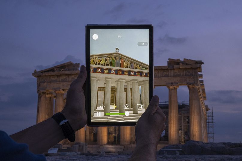 Une restauration virtuelle du Parthénon vue sur iPad.  L'application Chronos fonctionne de n'importe où, épargnant aux visiteurs la montée raide vers l'Acropole.