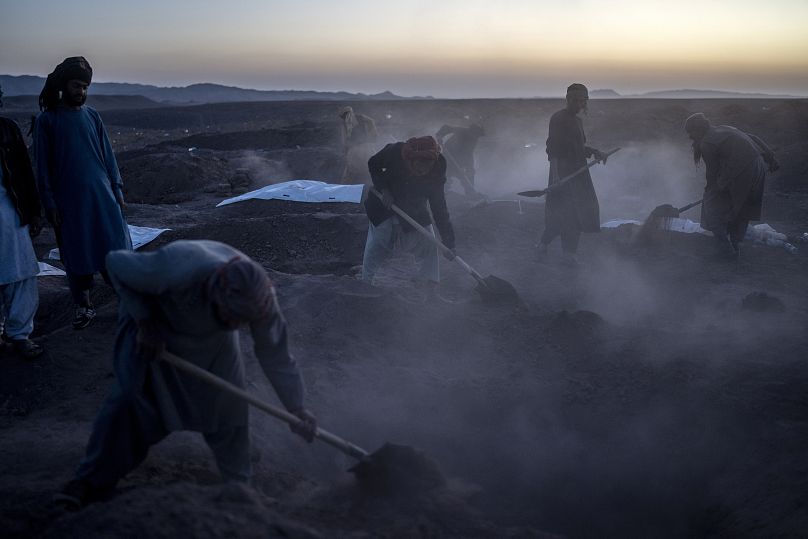 Les Afghans enterrent des centaines de personnes tuées lors d'un tremblement de terre sur un lieu de sépulture, à l'extérieur d'un village de Zenda.