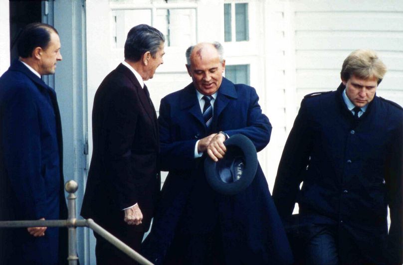 Le dirigeant soviétique Mikhaïl Gorbatchev, regardant sa montre, et le président américain Ronald Reagan à Reykjavik, octobre 1986.