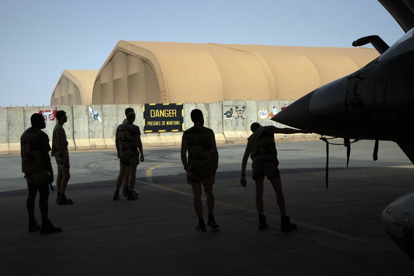 Les mécaniciens de l'armée de l'air française Barkhane entretiennent un Mirage 2000 sur la base de Niamey, juin 2019