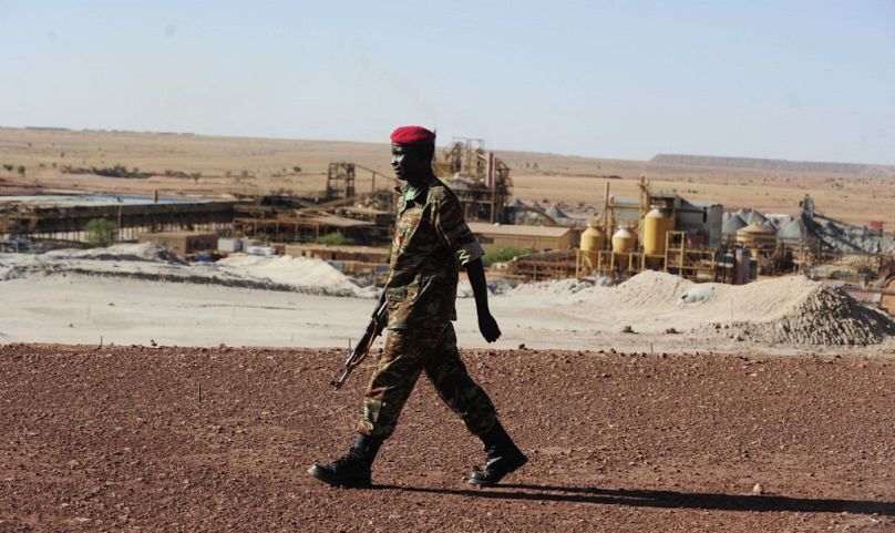 Un soldat nigérien marche devant la mine d'uranium du géant nucléaire français Areva, septembre 2010.