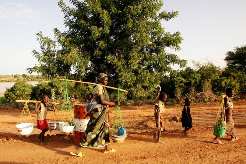 Des paysans nigériens rentrent chez eux après une journée de travail dans les fermes de Koni, juillet 2008