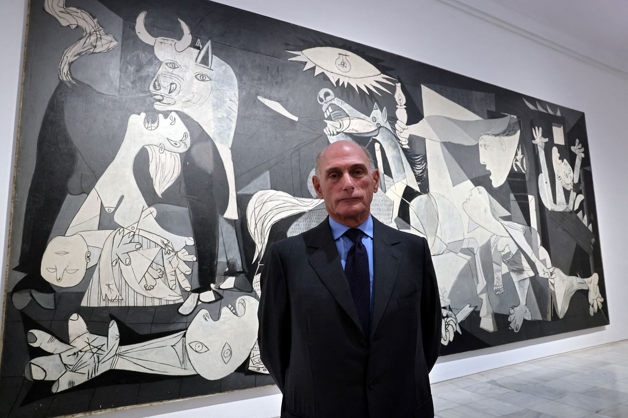 Bernard Ruiz-Picasso pose devant 