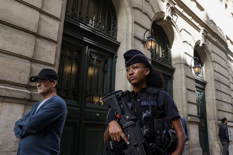 Un policier français portant un fusil d'assaut G36 patrouille devant la synagogue des Tournelles, après la mise en place de mesures de sécurité renforcées dans les temples juifs.