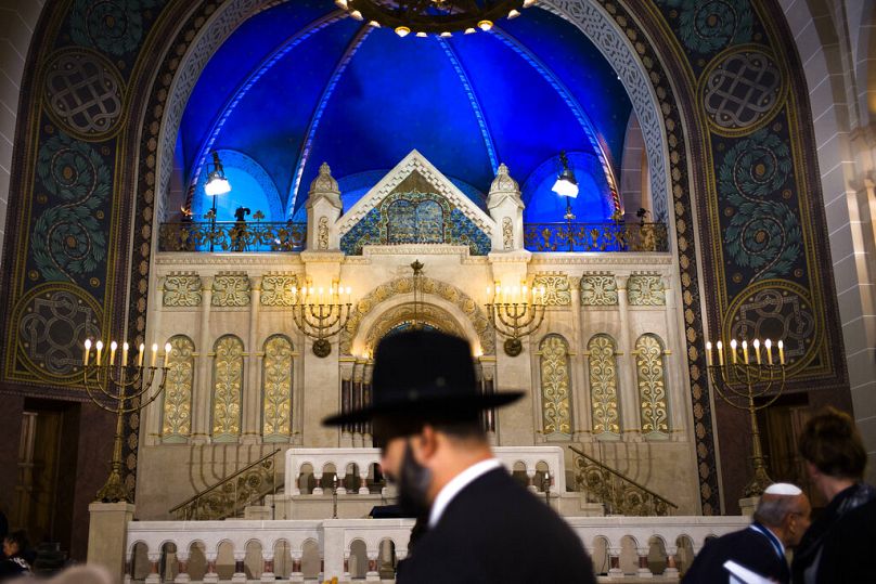 Sur cette photo d'archive du vendredi 9 novembre 2018, un rabbin arrive à la synagogue Rykestrasse dans le quartier de Prenzlauer Berg à Berlin.