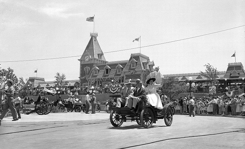 Jour d'ouverture de Disneyland le 17 juillet 1955. L'ancien gouverneur de Californie Goodwin Knight (à gauche), Walt Disney (au centre) et l'épouse du gouverneur&apos, Virginia Knight (à droite).