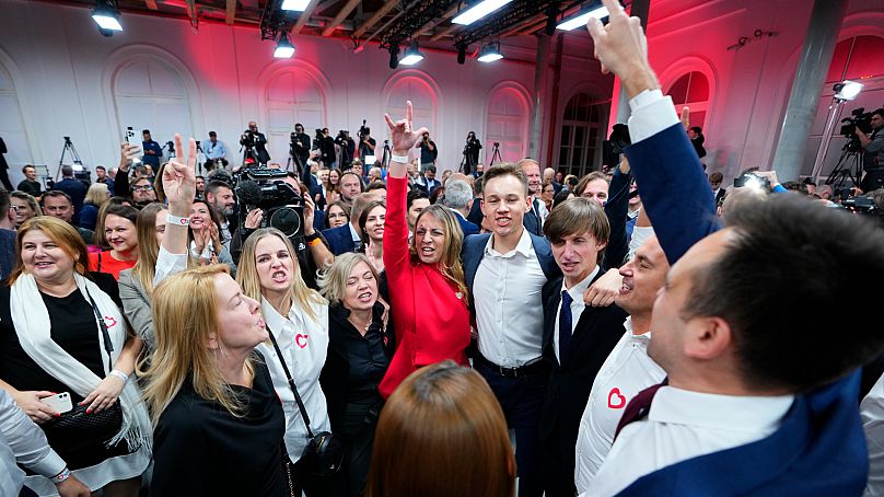 Les partisans de Donald Tusk, ancien Premier ministre polonais, célèbrent au siège de son parti à Varsovie, en Pologne.