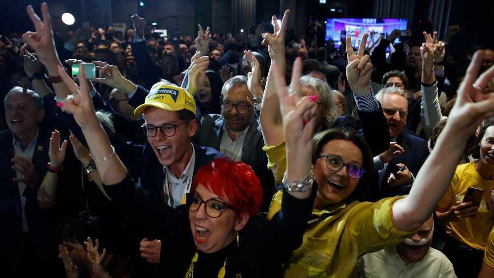 Le chef de l'opposition polonaise Tusk déclare sa victoire après que les sondages à la sortie des urnes ont montré que les conservateurs au pouvoir ont perdu la majorité