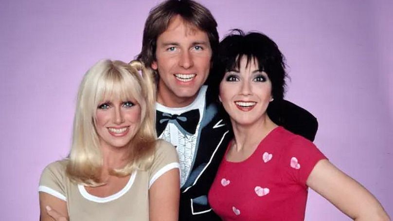 Suzanne Somers, John Ritter et Joyce DeWitt posent pour une photo de la deuxième saison de « Three's Company ».