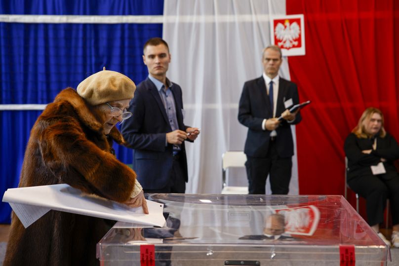 Une femme vote lors des élections législatives à Varsovie, en Pologne, le dimanche 15 octobre 2023.