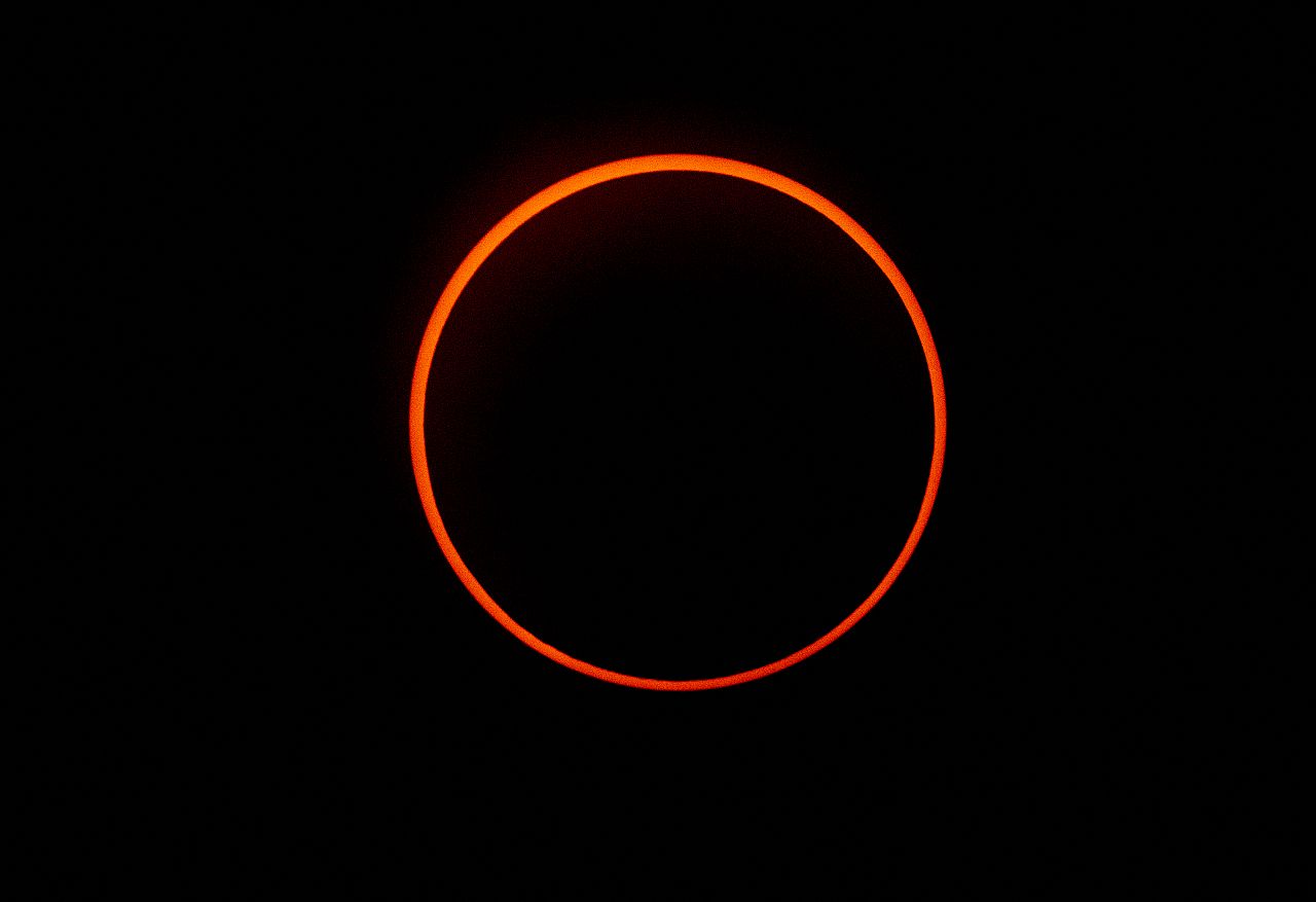 Le « Cercle de feu »  L'effet provoqué lors de l'éclipse solaire annulaire est observé depuis Penonome, Panama.