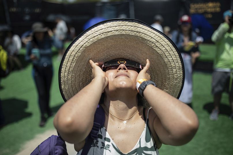 Les gens regardent un « cercle de feu »  éclipse solaire dans le désert de Tatacoa, Colombie, samedi 14 octobre 202