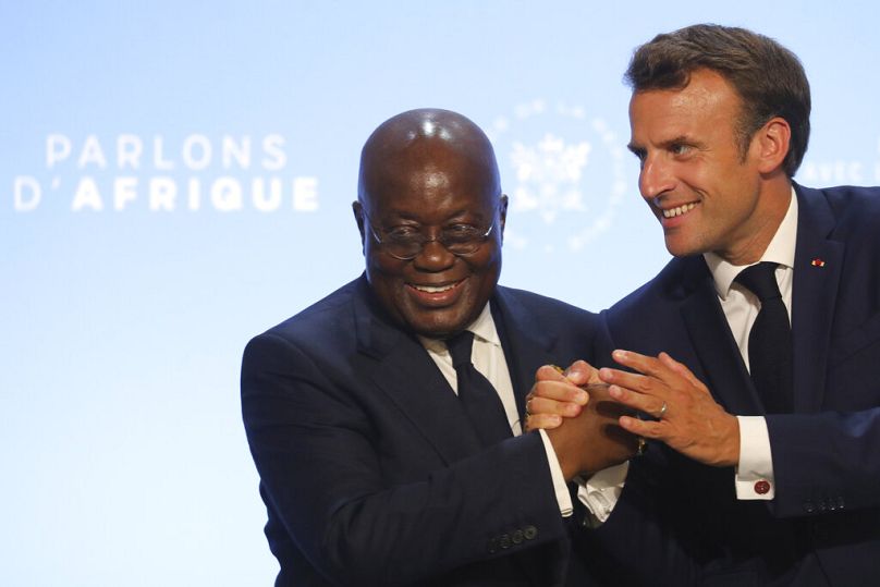 Le président français Emmanuel Macron serre la main du président ghanéen Nana Akufo-Addo à Paris, juillet 2019.