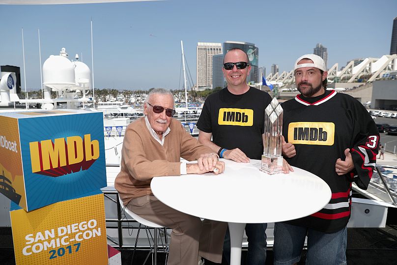 Le fondateur d'IMDb, Col Needham et Kevin Smith, remettent à Stan Lee le tout premier prix IMDb STARmeter pour l'ensemble de sa carrière en 2017.