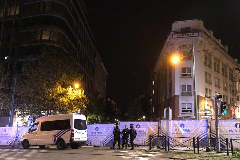 La police boucle une zone où une fusillade a eu lieu dans le centre de Bruxelles, le lundi 16 octobre 2023. La police belge affirme que deux personnes sont mortes dans le centre de Bruxelles après s