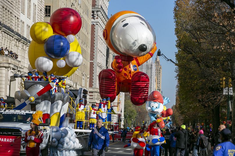 Les personnages de bandes dessinées Snoopy et Papa Schtroumpf sont considérés comme des chars lors du défilé de Thanksgiving 2022 à New York.