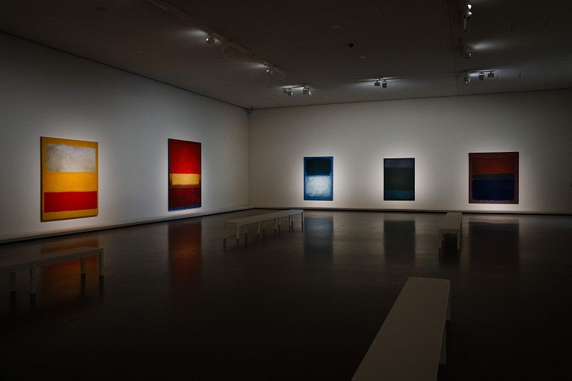 Des peintures de l'artiste américain Mark Rothko sont exposées lors de l'exposition consacrée à ses œuvres à la Fondation Louis Vuitton à Paris le 13 octobre 2023.