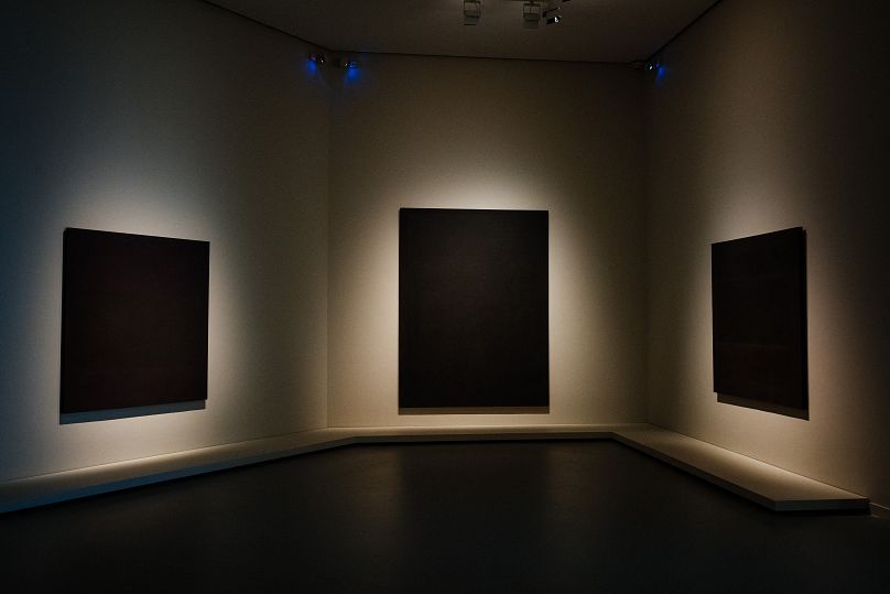 Des peintures de l'artiste américain Mark Rothko sont exposées lors de l'exposition consacrée à ses œuvres à la Fondation Louis Vuitton à Paris le 13 octobre 2023.