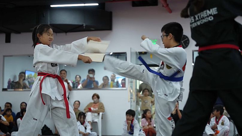 De jeunes étudiants s'entraînent au Kim's Xtreme Taekwondo, Doha