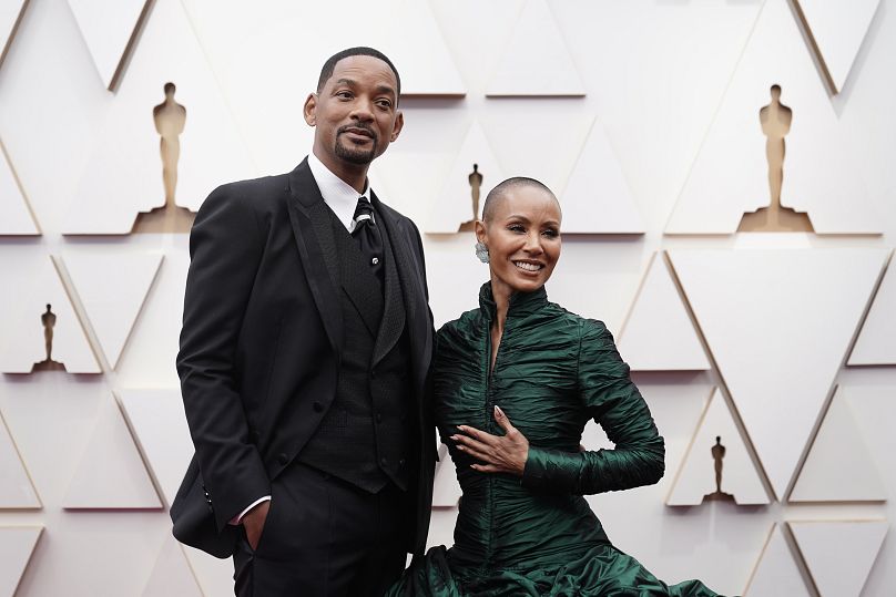 Will Smith, à gauche, et Jada Pinkett Smith arrivent à la cérémonie des Oscars, le dimanche 27 mars 2022, au Dolby Theatre de Los Angeles.