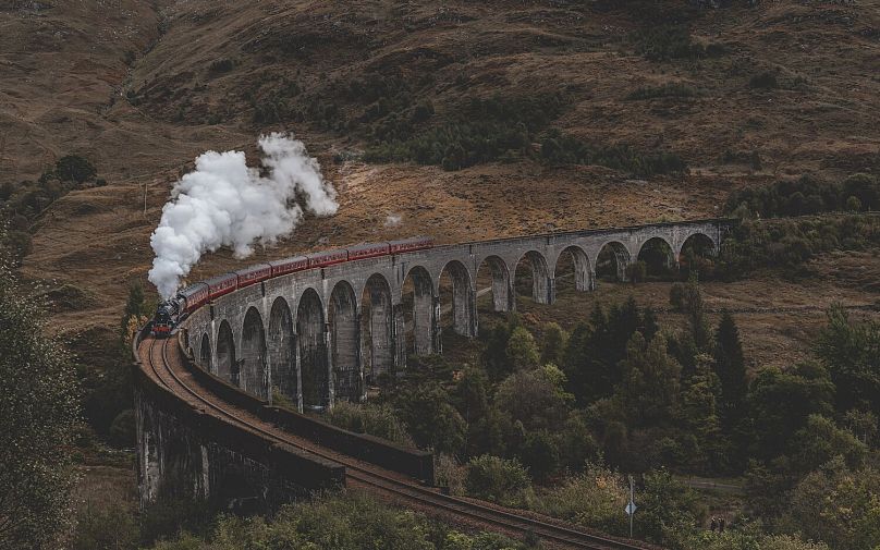 Vous pouvez monter à bord du véritable Poudlard Express à vapeur à travers les paysages montagneux isolés d'Écosse et traverser le viaduc de Glenfinnan à 21 arches.