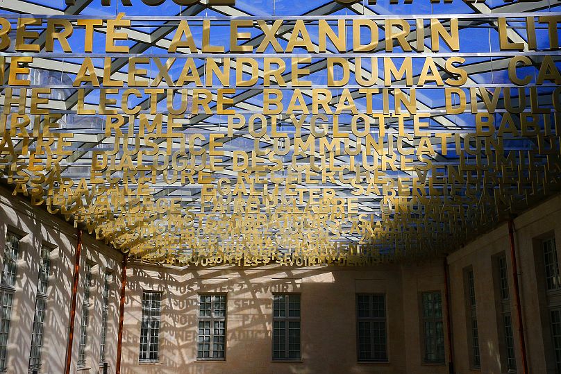 Une photo capture le « ciel lexical »  dans la cour du Jeu de paume du château Renaissance de Villers-Cotterets, au nord de Paris.