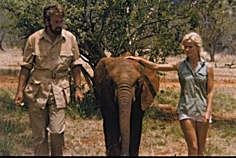 Pole Pole photographié avec Virginia McKenna et Bill Travers pendant le tournage du film de 1969 « An Elephant Called Slowly » ;