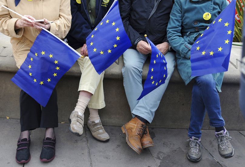 Des personnes portant des drapeaux de l’UE à Birmingham, septembre 2018