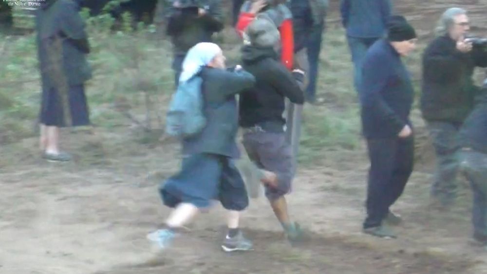 Une religieuse de rugby s'attaque à un militant écologiste alors que la protestation contre la nouvelle église devient violente