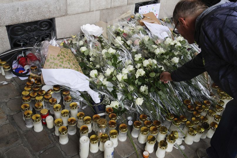 Un homme dépose une fleur pour rendre hommage au professeur de français Dominique Bernard lors de ses funérailles, à Arras, dans le nord de la France, le jeudi 19 octobre 2023.