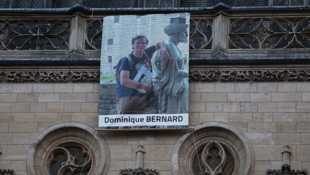 Attentat d'Arras : les personnes en deuil rendent hommage à l'enseignant "très aimé" Dominique Bernard