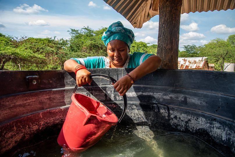 Mónica Lopez, leader Wayuu, récupérant de l'eau potable dans un réservoir à La Guajira.