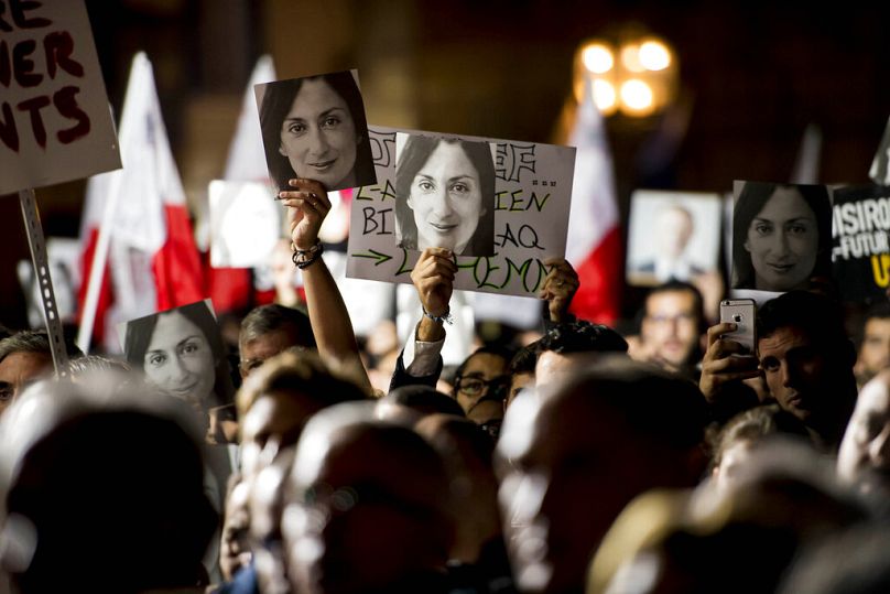 Des manifestants tiennent des photos lors d'une manifestation devant le bureau du Premier ministre de Malte organisée par les groupes civils Occupy Justice et Republica à La Valette, novembre 2019.