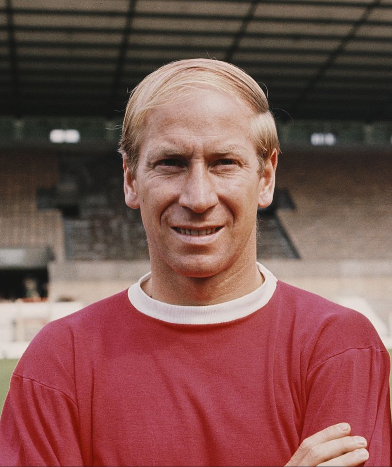 Bobby Charlton a posé sur le terrain du stade Old Trafford de United&apos à Manchester, en Angleterre, en juillet 1968, avant le début de la saison de football 1968-69.