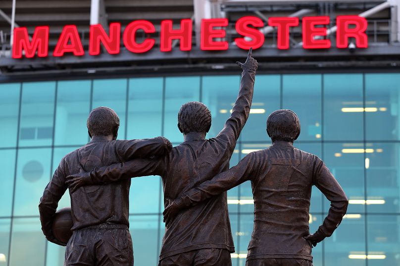 Les statues de Sir Bobby Charlton, George Best et Denis Law sont visibles à l'extérieur du stade de Manchester United