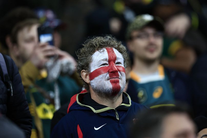 Un supporter anglais regarde la fin de la demi-finale de la Coupe du monde de rugby entre l'Angleterre et l'Afrique du Sud au Stade de France.