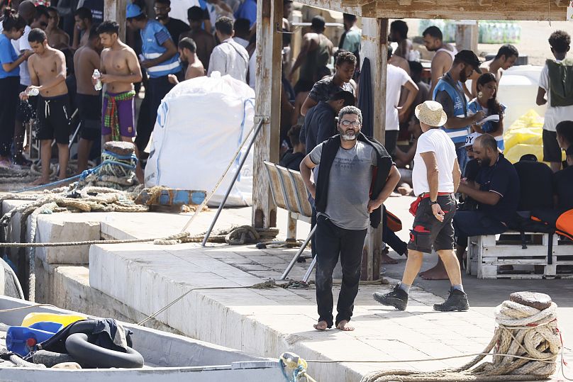 Les migrants attendent au centre pour migrants de Lampedusa