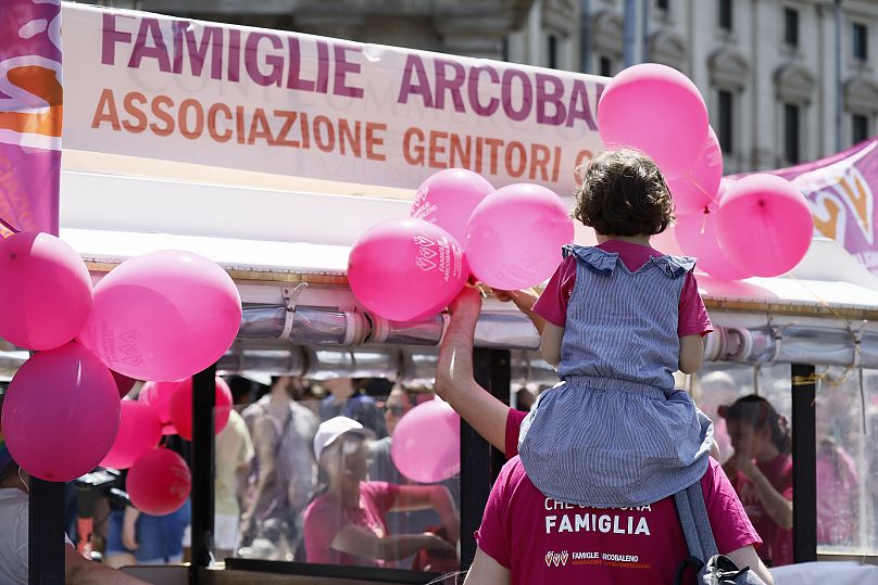 Le défilé annuel de la fierté LGBTQ+ à Rome offre un contrepoint coloré à la répression du gouvernement national de droite contre les grossesses pour autrui