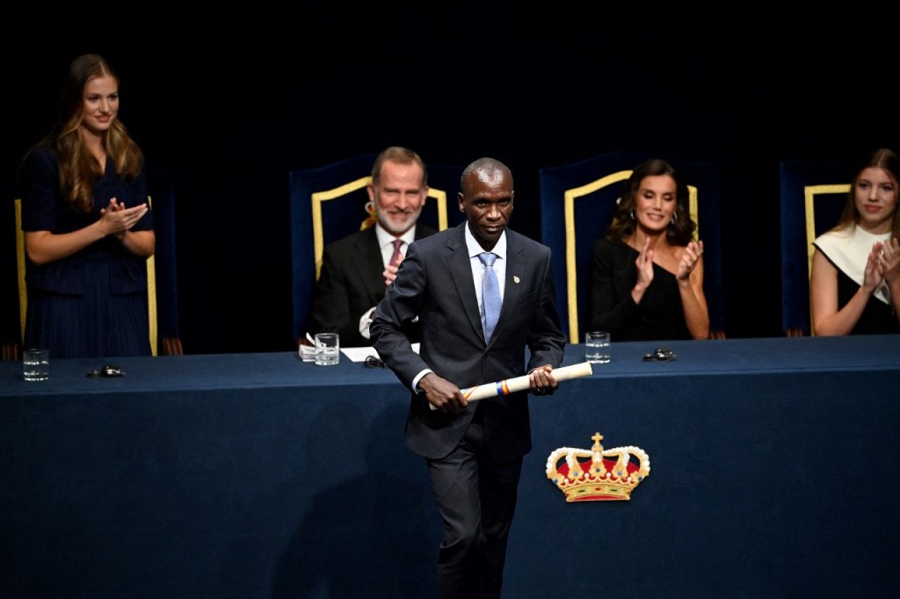 Le détenteur du record du monde du marathon kenyan, Eliud Kipchoge, fait un geste après avoir reçu le Prix Princesse des Asturies pour le sport 2023 lors de la cérémonie de remise du prix Princesse des Asturies 2023.