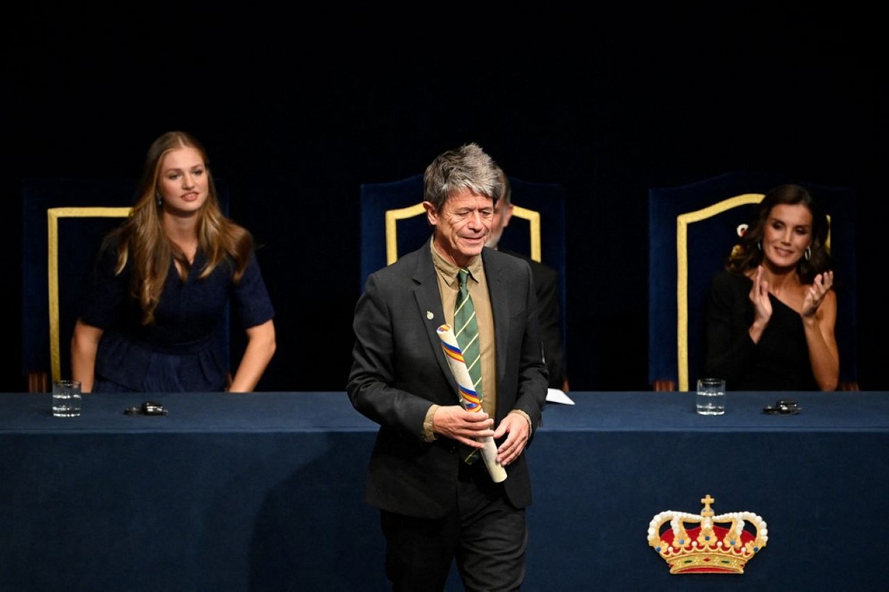 L'écrivain français Emmanuel Carrere, fils de la regrettée historienne française Hélène Carrere D'Encausse, reçoit au nom de sa mère le Prix Princesse des Asturies 2023 pour les sciences sociales