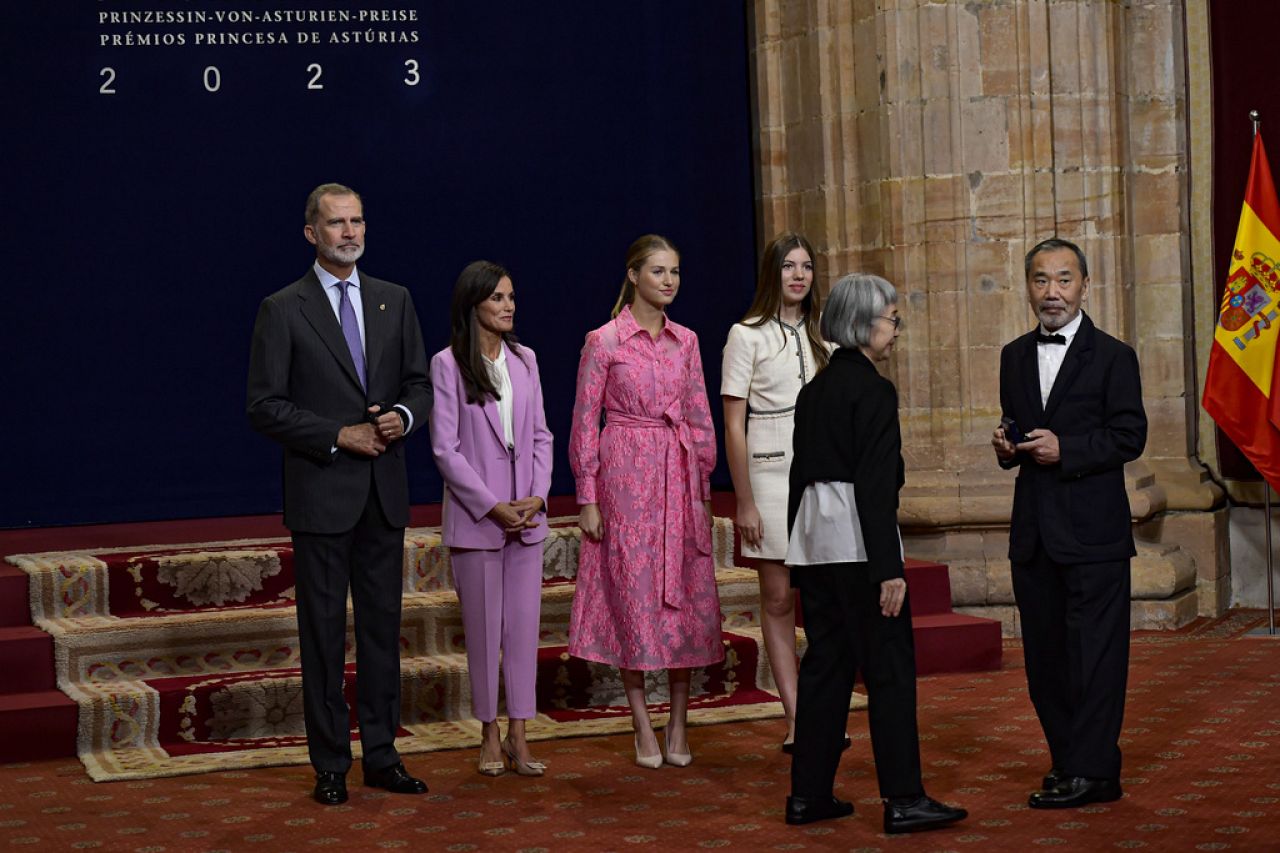 L'auteur japonais Haruki Murakami, à droite, après avoir reçu un emblème de la famille royale espagnole lors de la remise des prix Princesse des Asturies.