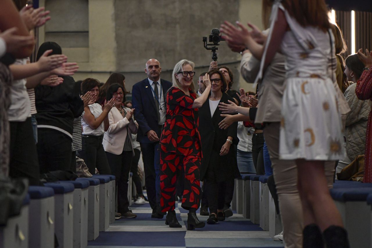 L'actrice américaine Meryl Streep salue son arrivée à Oviedo, dans le nord de l'Espagne, le mercredi 18 octobre 2023, avant de recevoir le Prix Princesse Asturies pour les Arts.