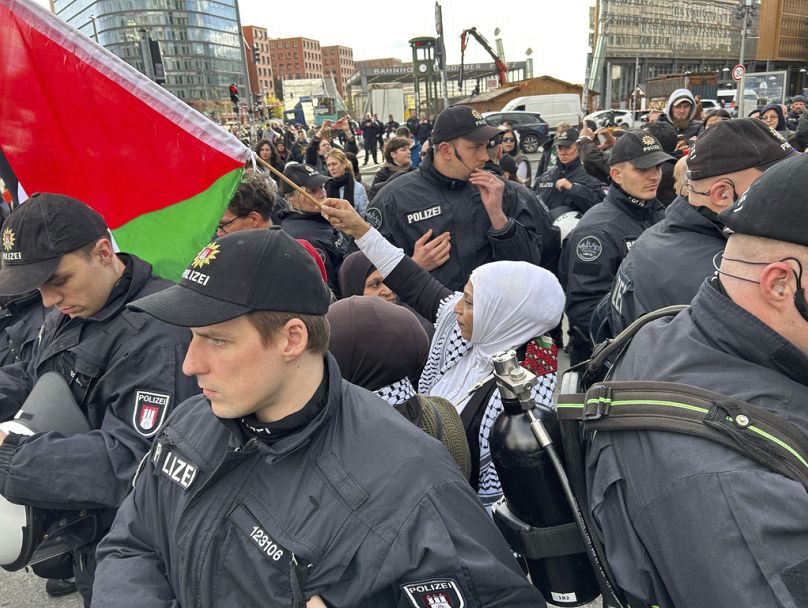 Des manifestants brandissent des drapeaux et crient des slogans se rassemblent pour un rassemblement pro-palestinien à Rome, le samedi 21 octobre 2023.