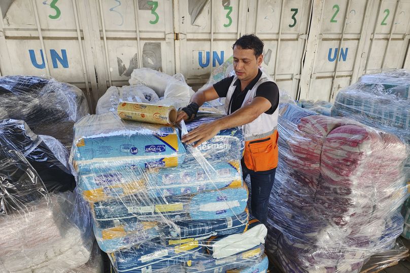 Des travailleurs des Nations Unies et du Croissant-Rouge préparent l'aide à distribuer aux Palestiniens dans l'entrepôt de l'UNRWA à Deir Al-Balah, dans la bande de Gaza, le lundi 23 octobre 2023.