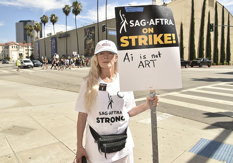 Frances Fisher apparaît sur une ligne de piquetage devant les studios Warner Bros. le mercredi 26 juillet 2023, à Burbank, en Californie.