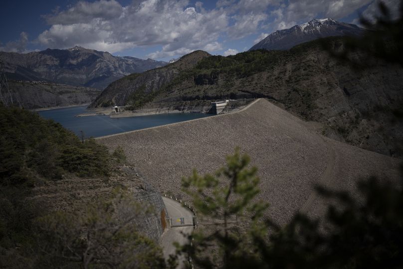 Le changement climatique d'origine humaine prolonge les sécheresses dans le sud de la France et les réservoirs sont de plus en plus vidés à des niveaux plus bas pour maintenir la production d'électricité et l'approvisionnement en eau.