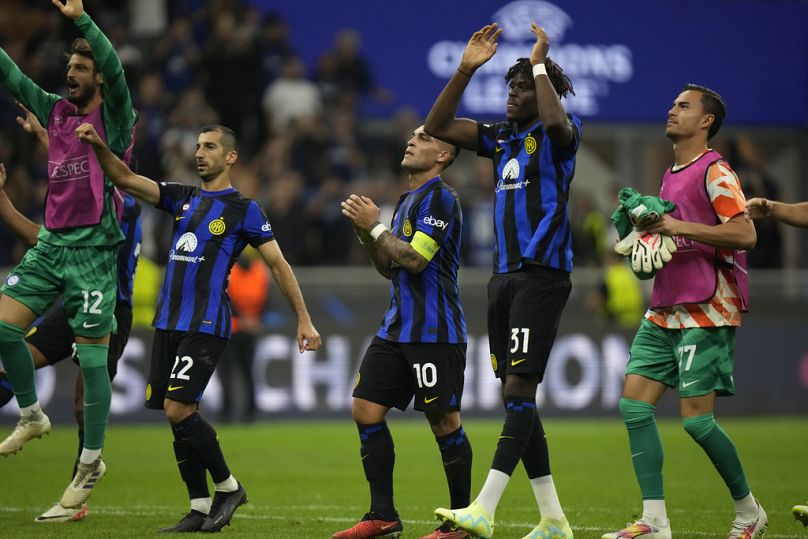 Les joueurs de l'Inter Milan applaudissent les supporters à la fin de la Ligue des Champions, match de football du Groupe D entre l'Inter Milan et Benfica, au stade San Siro le mardi 3 octobre 2023.