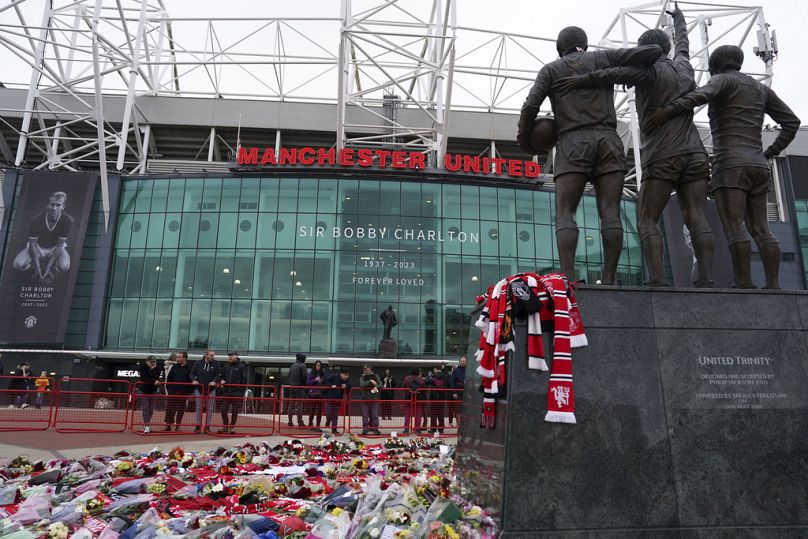 Des hommages floraux à Bobby Charlton sont placés au stade Old Trafford, Manchester, Angleterre, le lundi 23 octobre 2023.